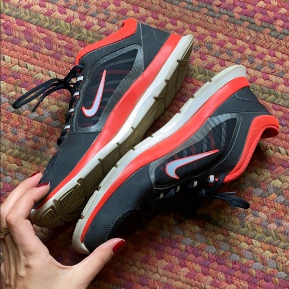 HOT PINK & BLACK NIKE RUNNING SHOES - Picture 4 of 7